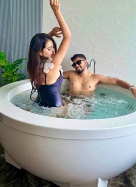 Jacuzzi Couple